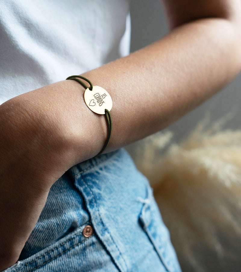 un bracelet médaille, personnalisé en 20mm, orné de deux trous en plaqué or et accompagné d'un cordon kaki.