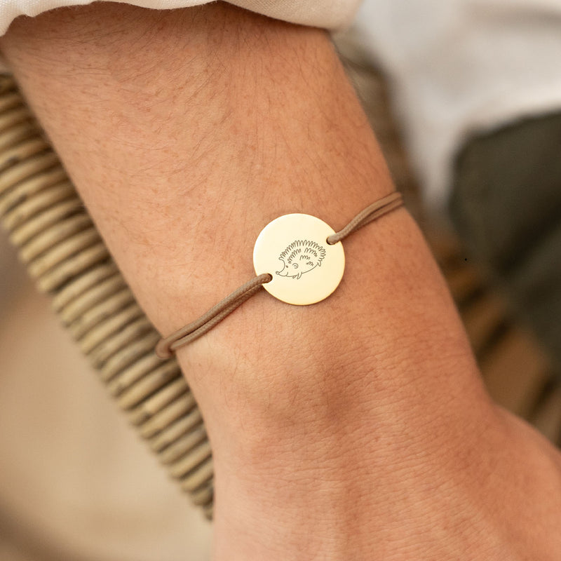 Un bracelet unique : médaille personnalisée en 20mm, deux trous en plaqué or, cordon marron clair.