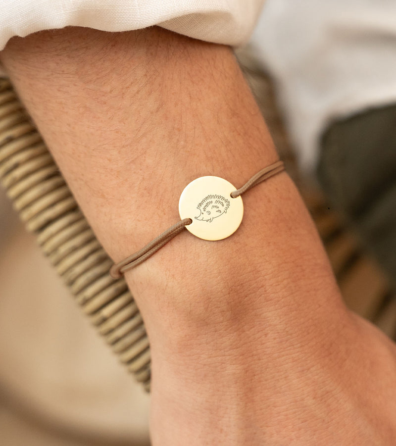 Un bracelet unique : médaille personnalisée en 20mm, deux trous en plaqué or, cordon marron clair.