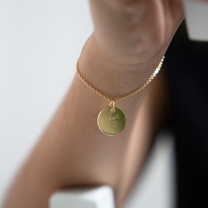 Chaîne maille en plaqué or avec médaille personnalisée de 15mm, pour un look original.