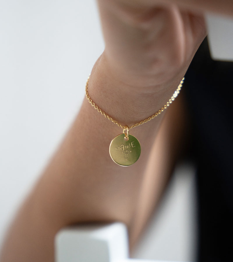 Chaîne maille en plaqué or avec médaille personnalisée de 15mm, pour un look original.