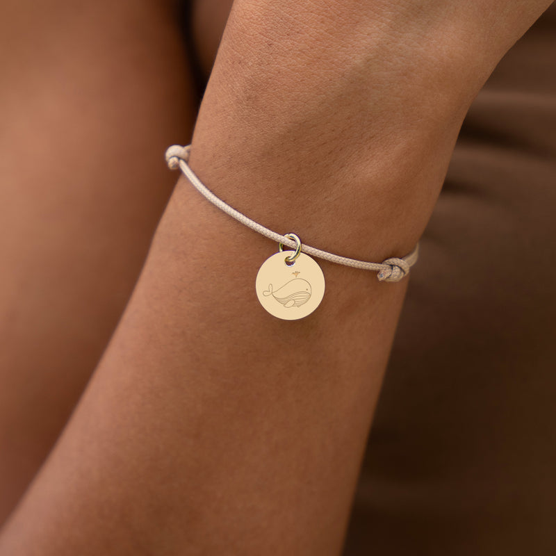 Sublimez votre poignet avec ce Bracelet Personnalisé Médaille 15mm Plaqué Or sur Cordon Beige.