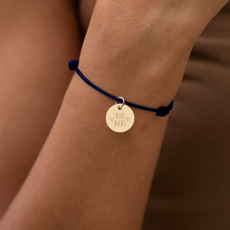 Cordon bleu marine mettant en valeur une médaille de 15mm plaqué or sur ce bracelet personnalisé, pour une allure chic.