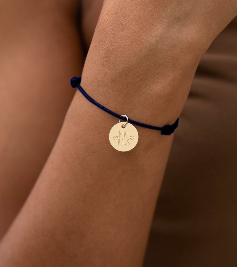 Cordon bleu marine mettant en valeur une médaille de 15mm plaqué or sur ce bracelet personnalisé, pour une allure chic.