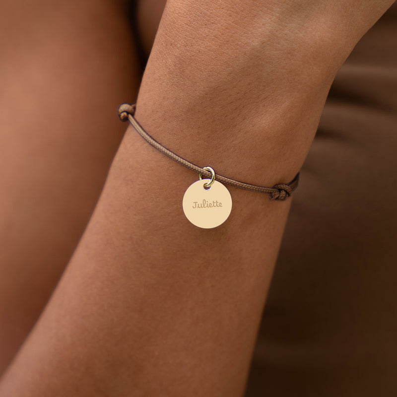 Bracelet en plaqué or avec médaille de 15mm et cordon marron clair, sur mesure.