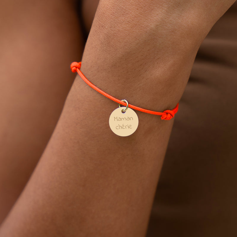Affichez votre style avec ce bracelet en cordon orange fluo, agrémenté d'une médaille plaquée or de 15mm personnalisée.