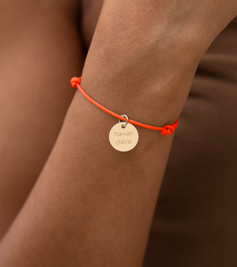 Affichez votre style avec ce bracelet en cordon orange fluo, agrémenté d'une médaille plaquée or de 15mm personnalisée.