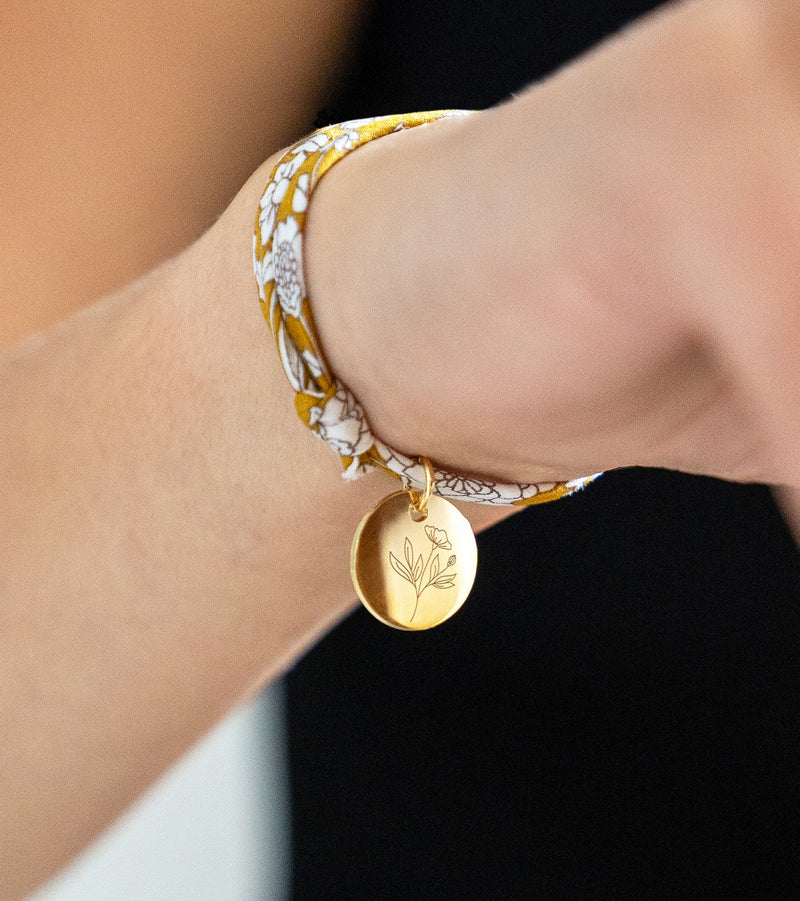 Bracelet Liberty Clivia plaqué or avec médaille gravée 15mm personnalisée.