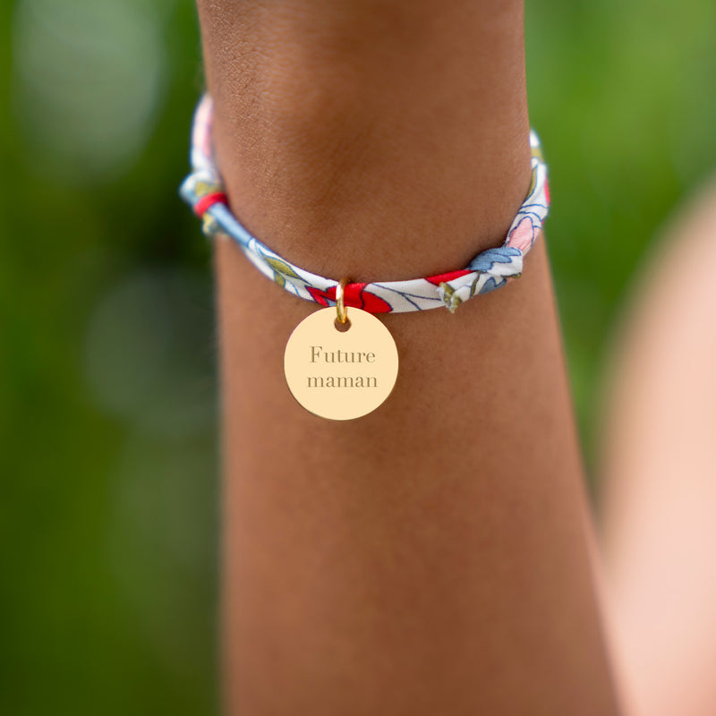 Superbe bracelet plaqué or avec une médaille de 15mm, personnalisé et agrémenté d'un charmant lien Liberty Hortensia.