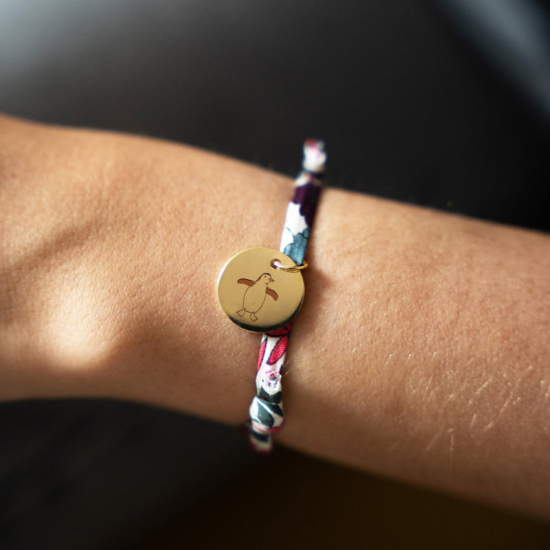 Affirmez votre élégance avec ce splendide Bracelet Personnalisé Médaille 15mm Plaqué Or, agrémenté d'une délicate médaille. Le lien Liberty Jacinthe ajoute une touche de vivacité.