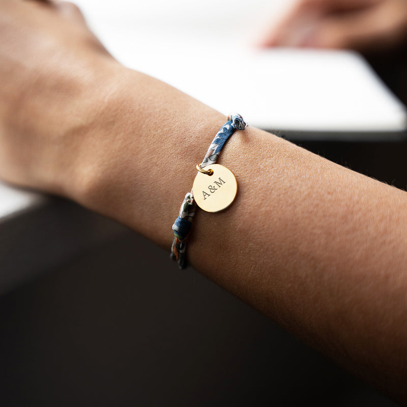 Bijou sur mesure, médaille 15mm plaquée or, lien Liberty lilas.