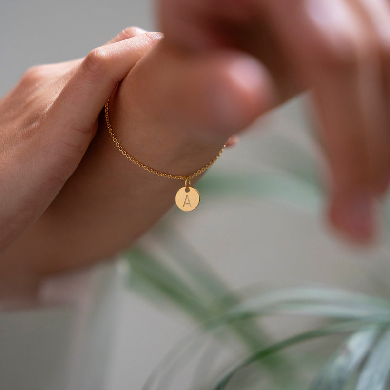 Ce bracelet plaqué or orné d'une médaille de 10mm est l'accessoire parfait pour sublimer votre poignet.