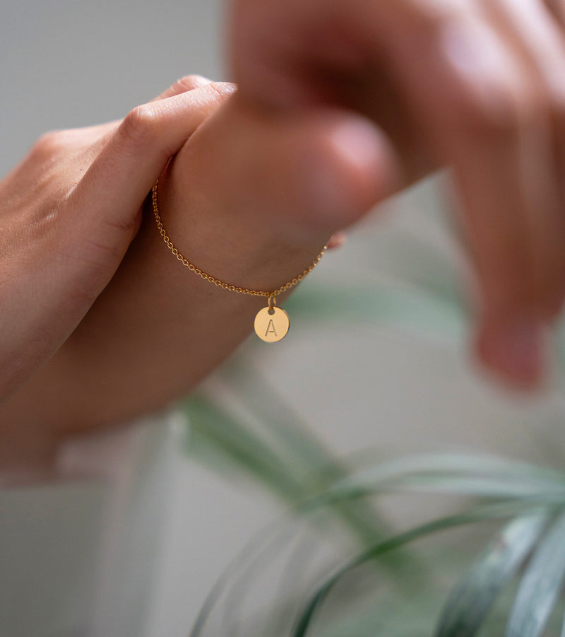 Ce bracelet plaqué or orné d'une médaille de 10mm est l'accessoire parfait pour sublimer votre poignet.