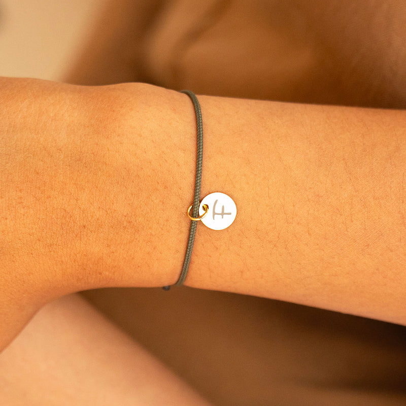 Bracelet personnalisé avec une médaille plaquée or de 10mm sur un cordon kaki, idéal comme cadeau unique.