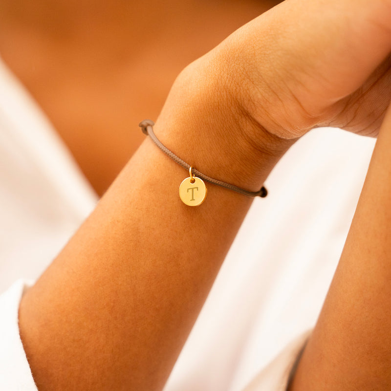 Bracelet personnalisé en plaqué or avec médaille sur cordon brun clair