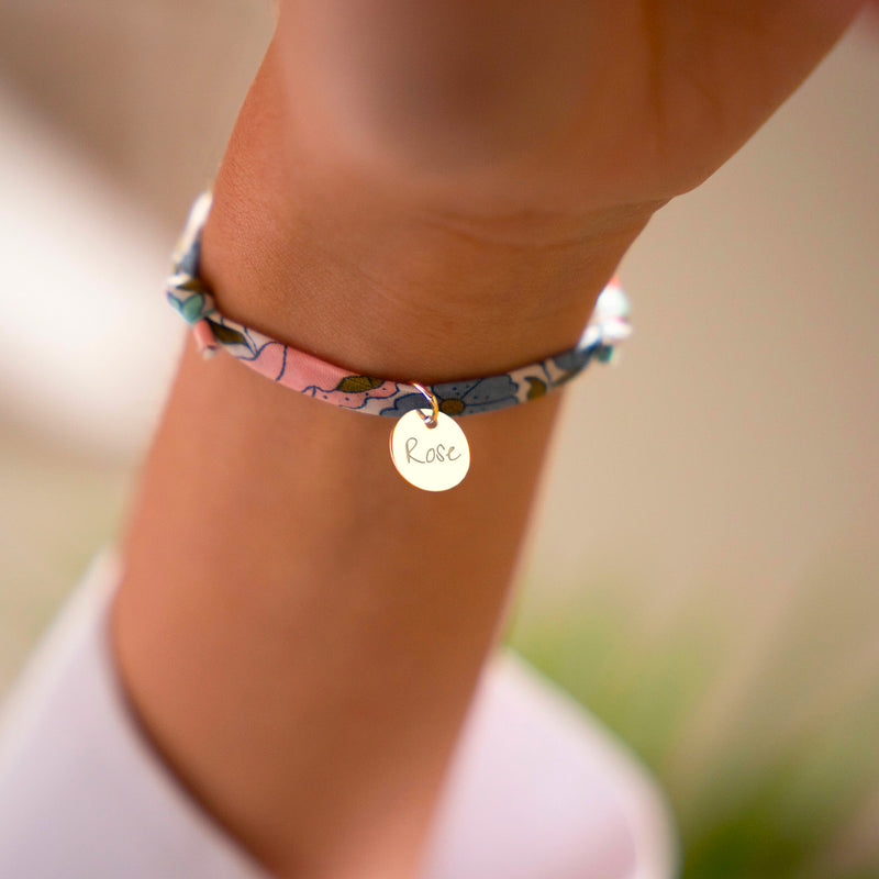 Bracelet en Liberty Hortensia avec médaille plaquée or de 10mm. Une façon élégante d'accessoiriser votre style.