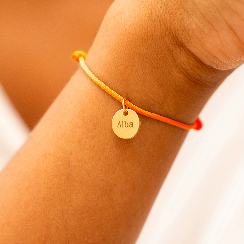 Médaille plaquée or de 10 mm sur un cordon vibrant orange fluo.