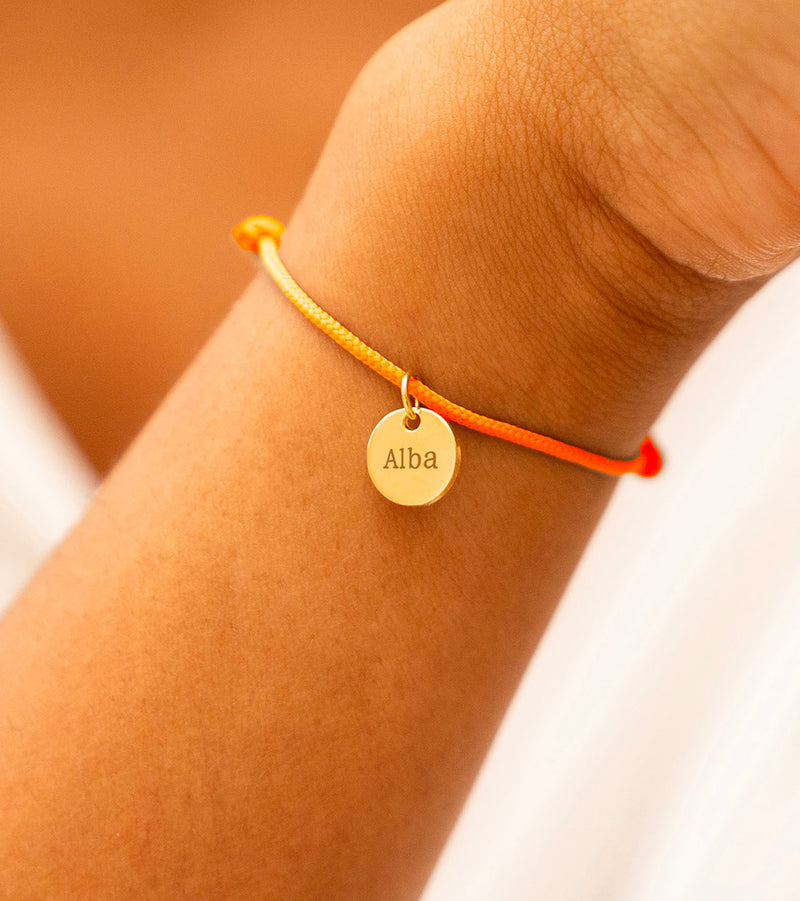 Médaille plaquée or de 10 mm sur un cordon vibrant orange fluo.