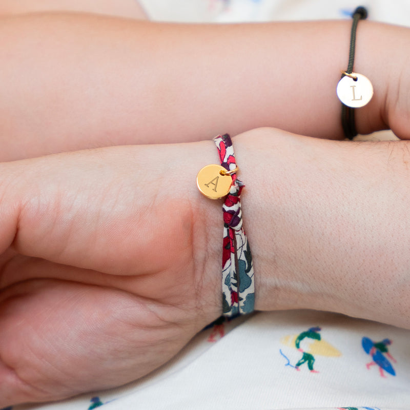 Un bracelet tendance en Liberty Jacinthe, accompagné d'une médaille plaquée or de 10mm, pour une touche de glamour.