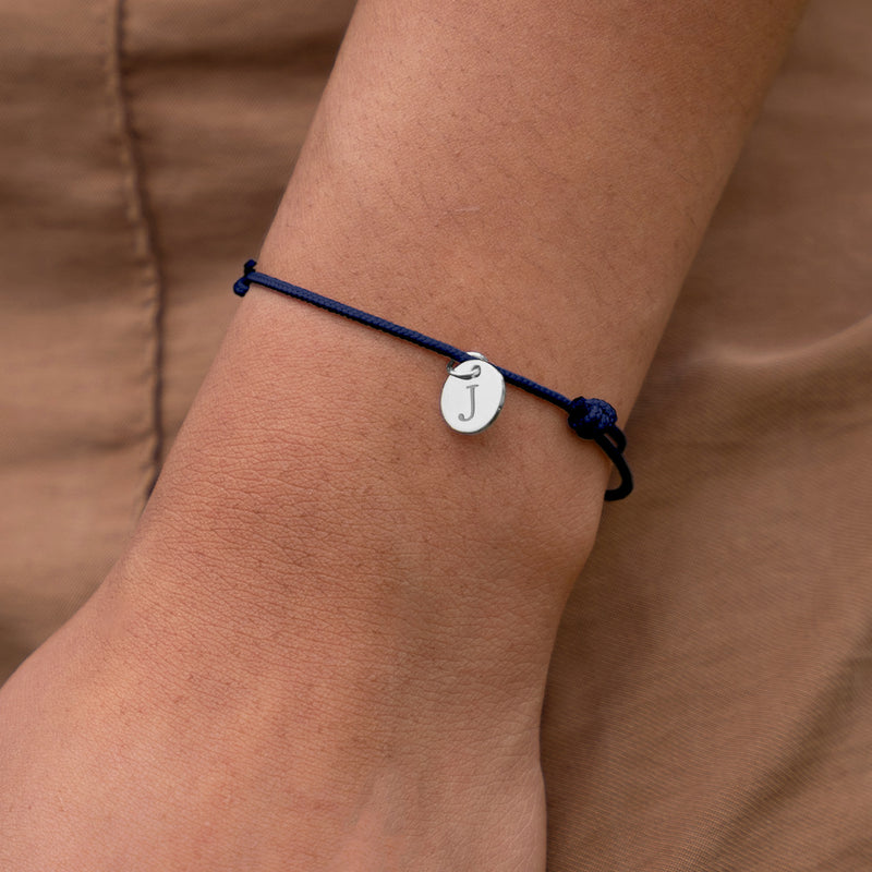 Bracelet personnalisé médaille argenté cordon bleu marine. Une pièce élégante pour mettre en valeur votre poignet.
