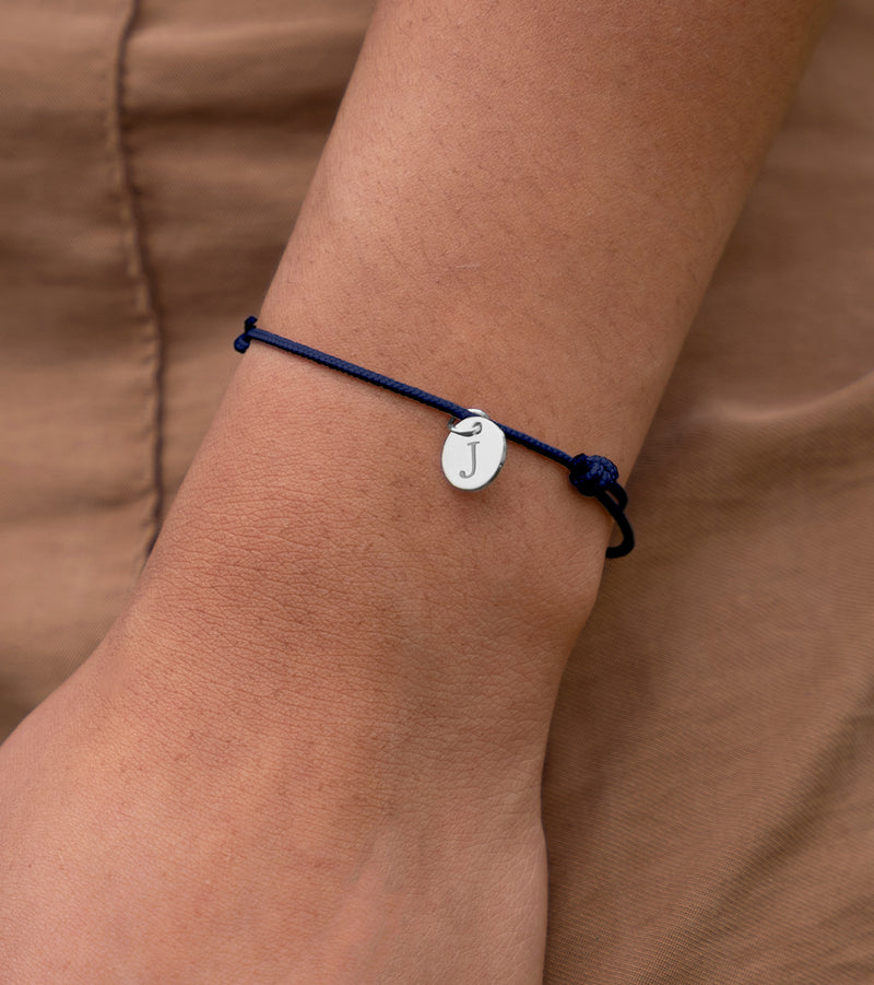 Bracelet personnalisé médaille argenté cordon bleu marine. Une pièce élégante pour mettre en valeur votre poignet.