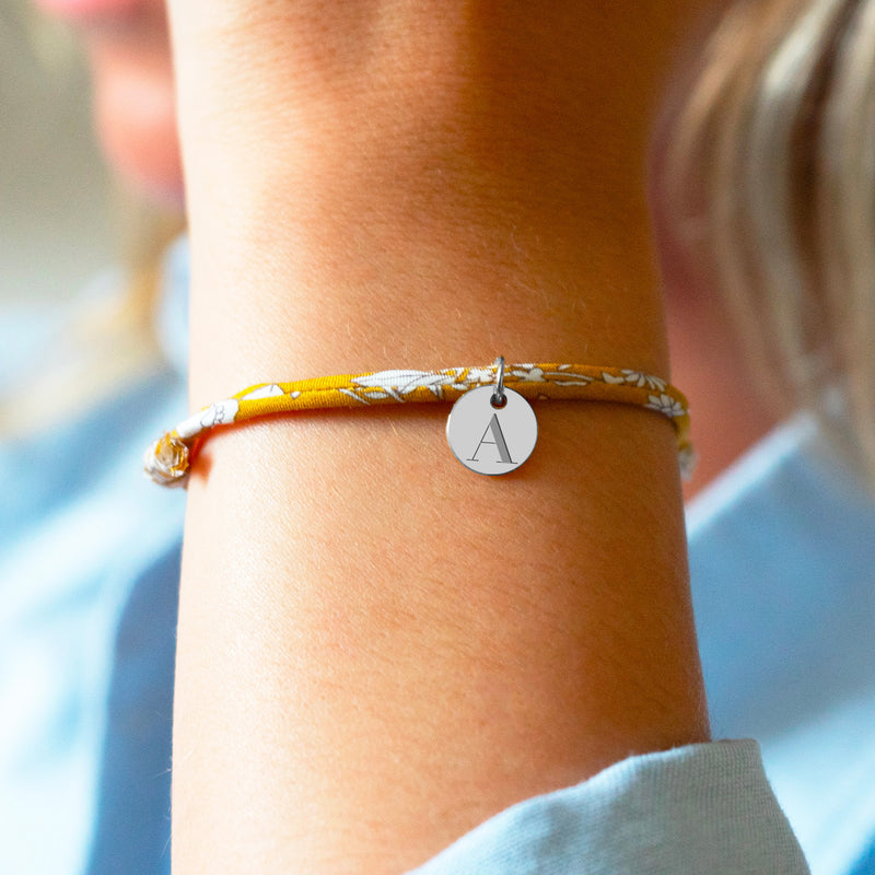 Un bracelet argenté orné d'une médaille de 10mm et d'un lien liberty Clivia, une option chic et tendance.