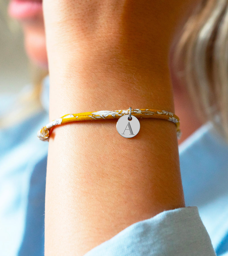 Un bracelet argenté orné d'une médaille de 10mm et d'un lien liberty Clivia, une option chic et tendance.