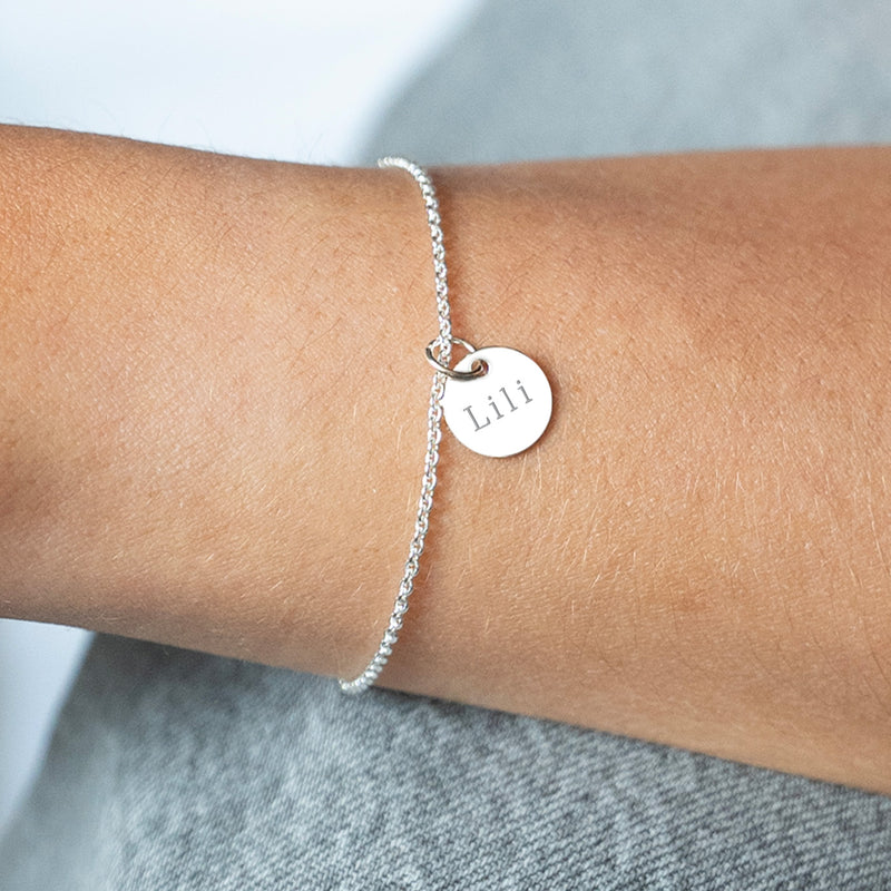 Bracelet avec médaille argentée 10mm. Un bijou étincelant pour votre tenue