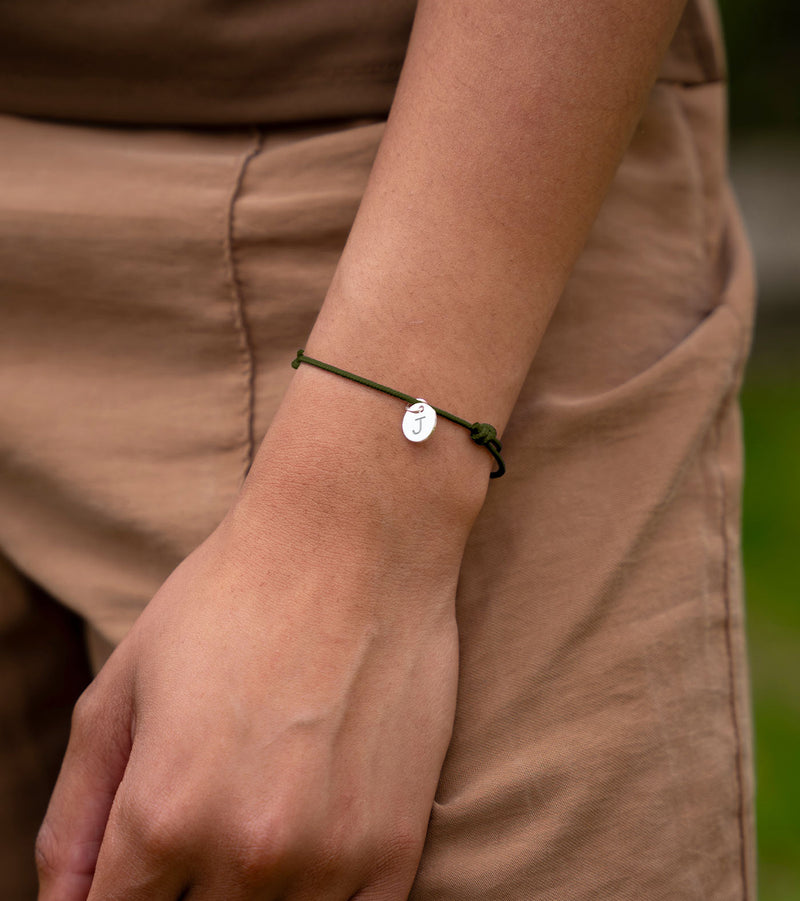 Bracelet en argent avec médaille de 10mm, un accessoire raffiné sur cordon kaki.