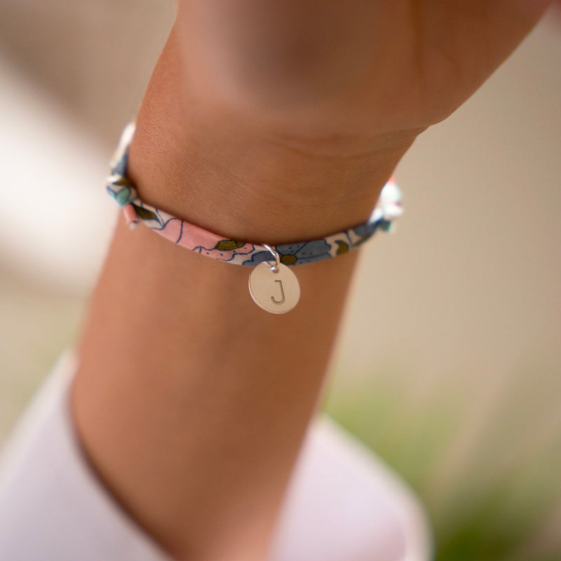 Bijou personnalisé. Bracelet argenté, médaille de 10mm, lien Liberty Hortensia.