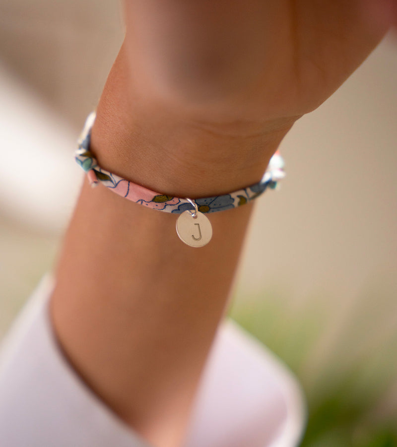 Bijou personnalisé. Bracelet argenté, médaille de 10mm, lien Liberty Hortensia.