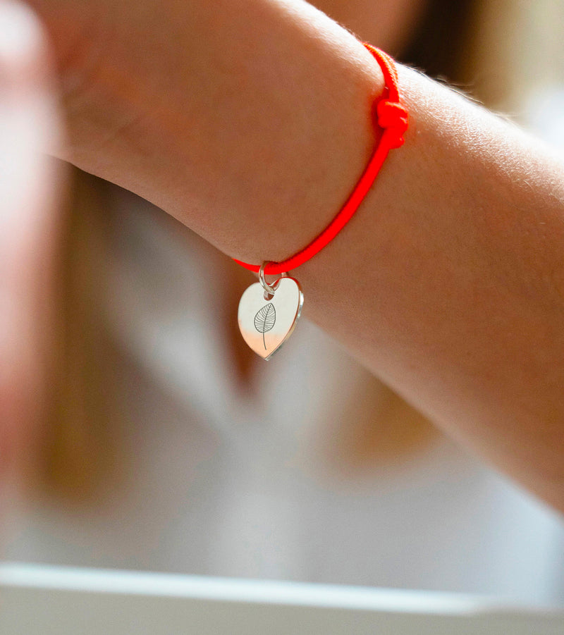 Faites ressortir votre amour avec ce Bracelet Personnalisé Coeur 15mm Argent, agrémenté d'un cordon orange fluo pour une touche de vivacité.