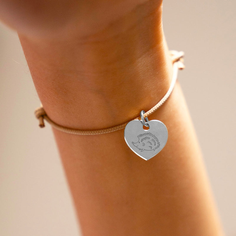 Charmant bracelet argenté, coeur cordon beige