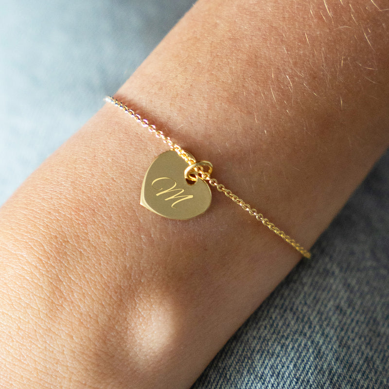 Un bracelet en forme de cœur brillant, parfait pour ajouter une touche d'élégance à votre look.