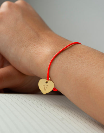 Un bracelet orné d'un cœur en plaqué or de 15mm, sublimé par un cordon orange fluo vibrant.