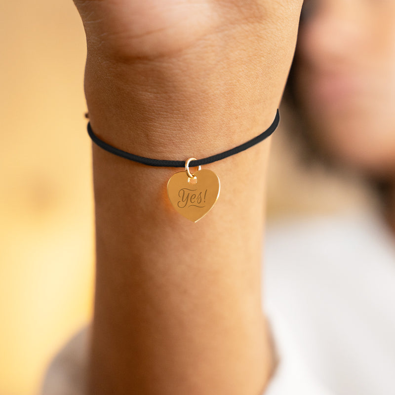 Le cordon noir souligne élégamment le cœur doré de 15 mm.