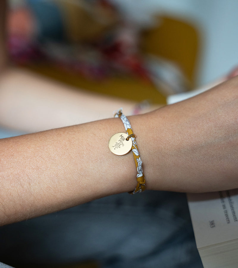 Bracelet plaqué or personnalisé avec médaille de 15mm sur lien Liberty Clivia.