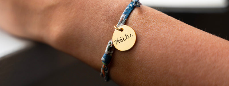 Accessoire personnalisable, médaille plaquée or 15mm, lien Liberty lilas.