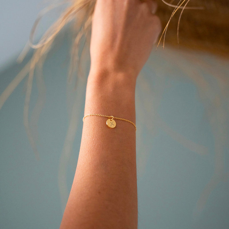 Un bracelet doré avec une médaille de 10mm, idéal pour accessoiriser vos tenues avec élégance.