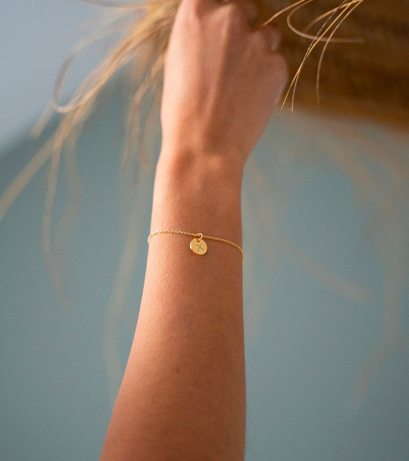 Un bracelet doré avec une médaille de 10mm, idéal pour accessoiriser vos tenues avec élégance.