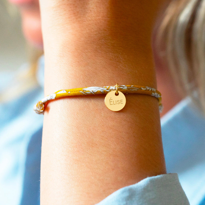 Bracelet personnalisé avec médaille 10mm en plaqué or, entouré de Liberty Clivia.
