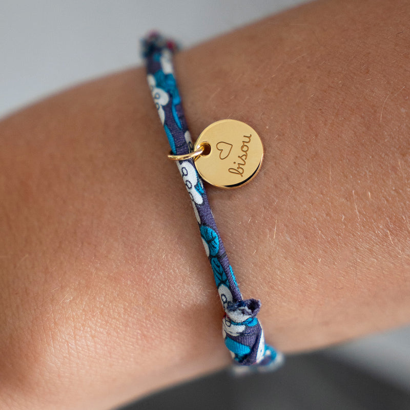 Bracelet Personnalisé Médaille 10mm Plaqué Or. Médaille sur Lien Liberty Iris, un accessoire chic.