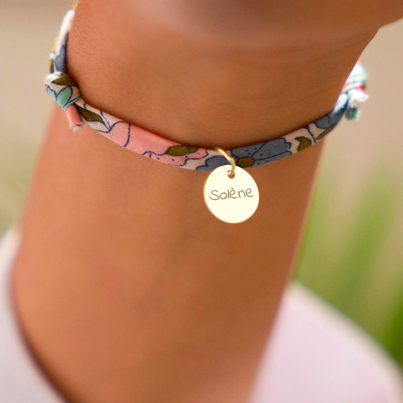 Bracelet Liberty Hortensia orné d'une médaille plaquée or de 10mm. Parfait pour une allure raffinée au quotidien.