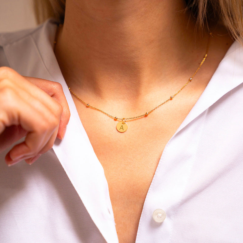 Un pendentif en or 10mm personnalisé avec précision, gravé de manière experte pour ajouter une touche personnelle à votre style.