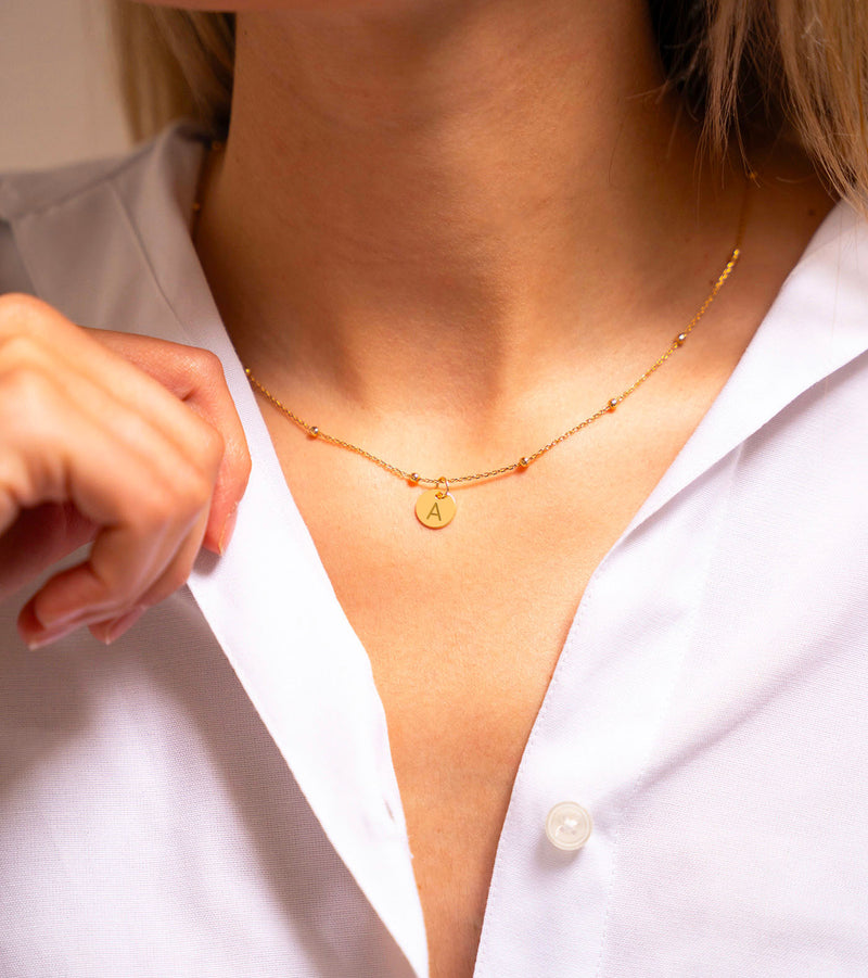 Un pendentif en or 10mm personnalisé avec précision, gravé de manière experte pour ajouter une touche personnelle à votre style.
