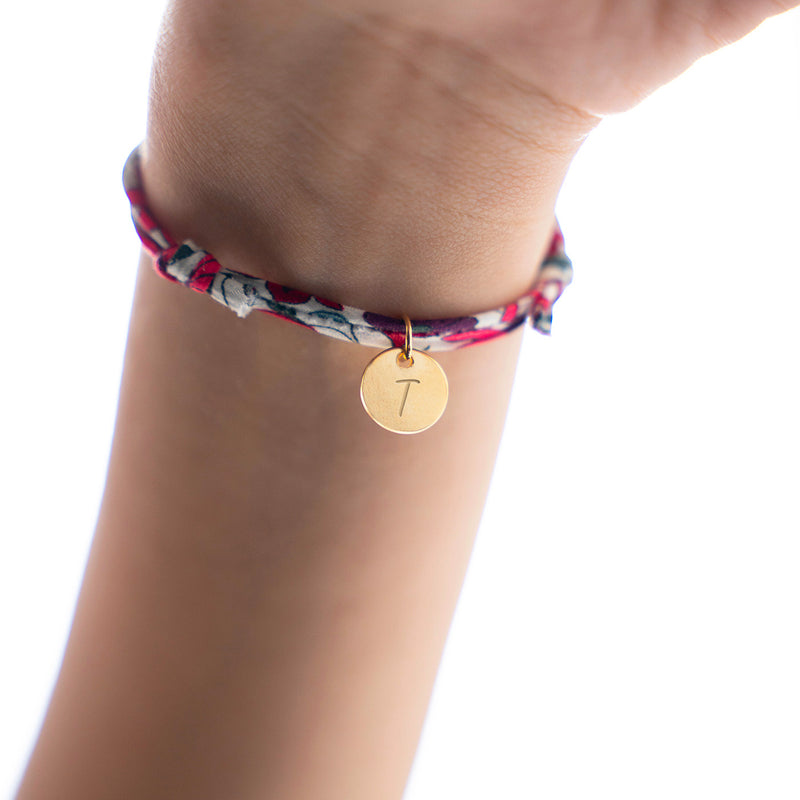 Un bracelet en Liberty Jacinthe avec une médaille plaquée or de 10mm, pour une touche de chic et d'élégance.