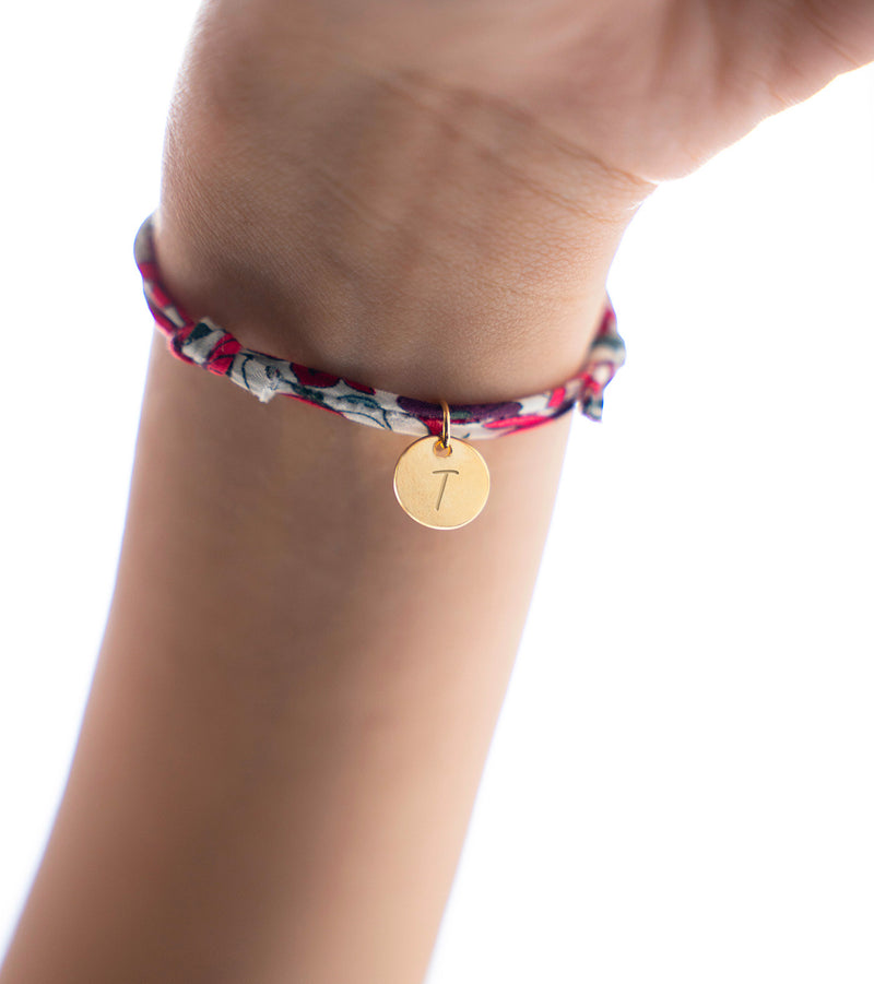Un bracelet en Liberty Jacinthe avec une médaille plaquée or de 10mm, pour une touche de chic et d'élégance.