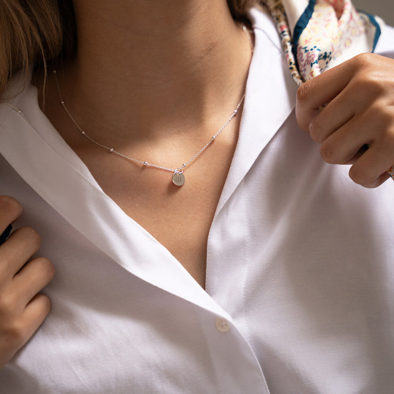 Un pendentif personnalisé en argent, une touche d'originalité à votre style.