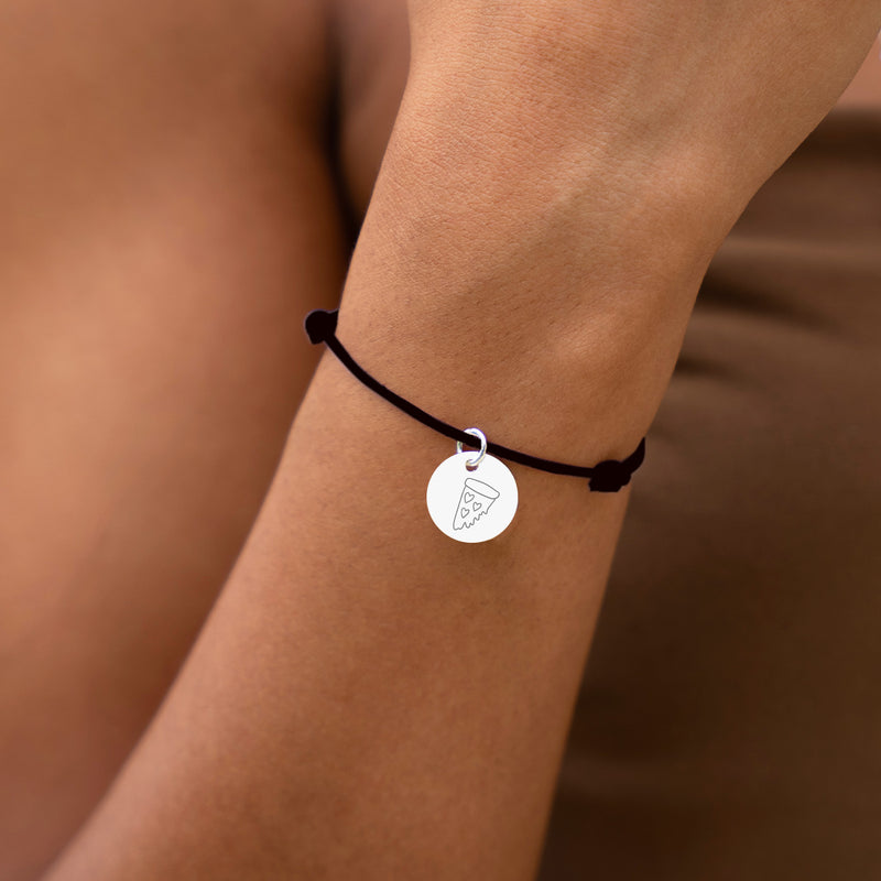 Bracelet noir avec médaillon en argent 15mm, personnalisable.