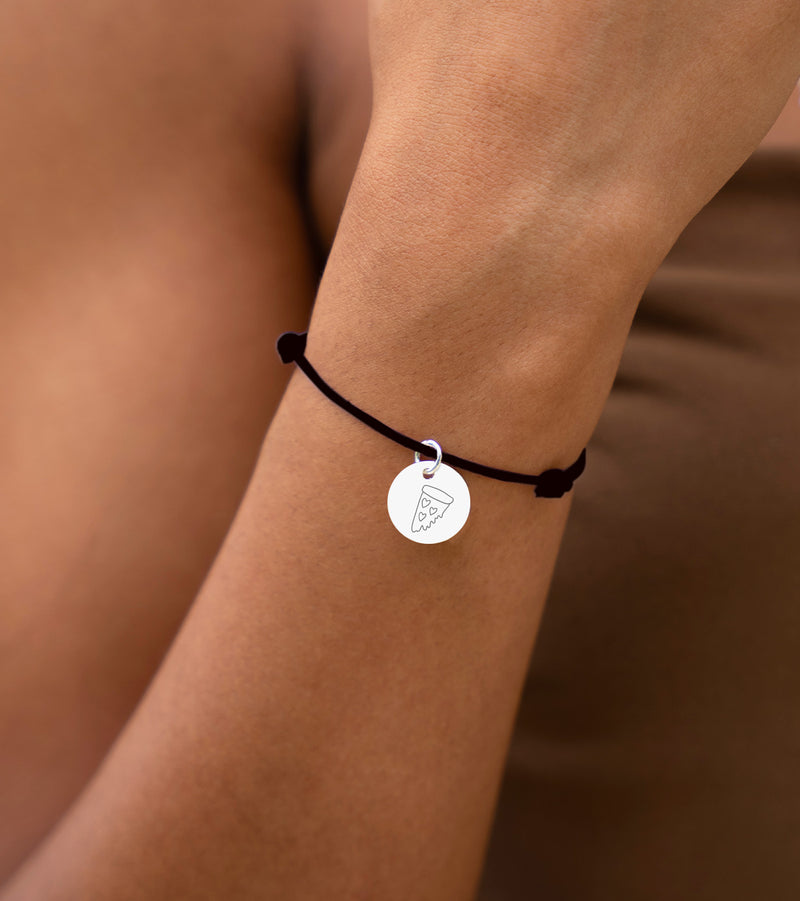 Bracelet noir avec médaillon en argent 15mm, personnalisable.